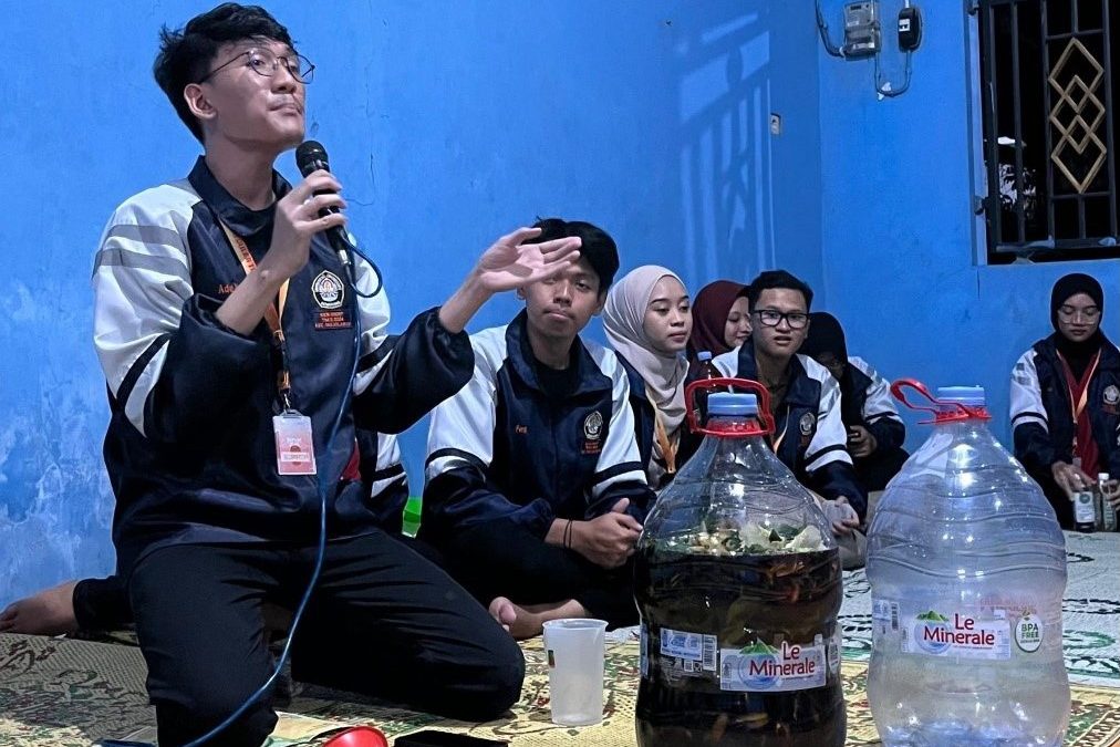 Inovasi Ramah Lingkungan: Mahasiswa KKN TIM II UNDIP Lakukan Pemanfaatan Sampah Organik Rumah Tangga Menjadi Ecoenzym Sebagai Cairan Sejuta Manfaat
