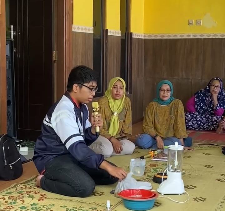 Bebas Nyamuk Lingkungan Sehat: Studi Lapangan dan Pengabdian Masyarakat UNDIP Pembuatan Obat Nyamuk Alami Obat Nyamuk Spray Alami dari Kulit Jeruk dan Daun Serai Untuk Masyarakat Desa Bekonang