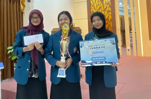 Inovasi Pengelolaan Limbah Plastik dan CO2, Mahasiswa TRKI Sekolah Vokasi Undip Raih Juara Nasional dengan AlgaePlast