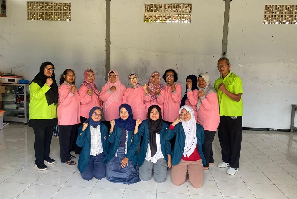 Revolusi Hijau Desa Kemambang: Tim KKNT 167 Universitas Diponegoro Mengukir Sejarah, Menyalakan Desa Wisata Sitaring dengan PLTS dan Mengubah Sampah Menjadi Barang Bermanfaat!