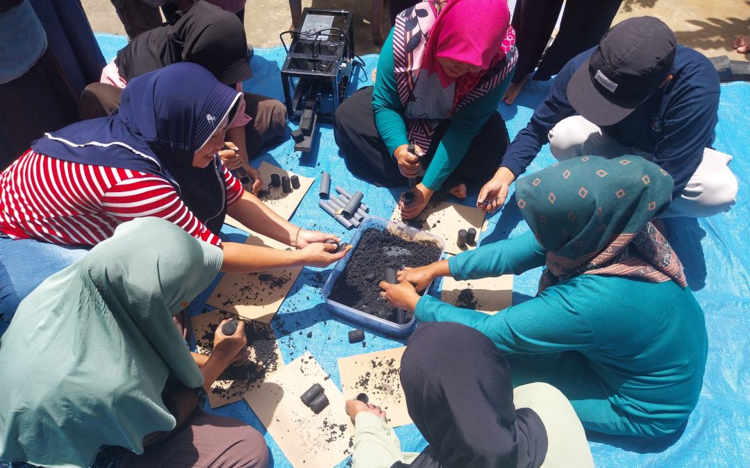 Tim KKNT 167 UNDIP Dorong Kemandirian Energi Desa Kemambang melalui Inovasi Bio-Briket dan Edukasi PLTS
